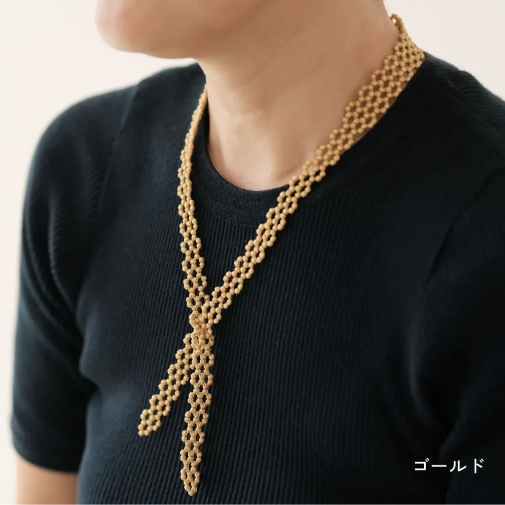 メッシュネックレスを着用したスタイリング